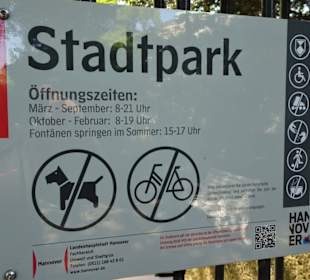 Infotafel am Eingang zum Stadtpark