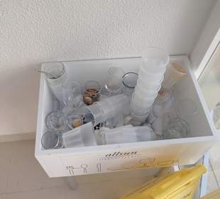 Es gab kaum Aschenbecher und es wurden die Gläser benutzt. Gäste rauchten überall in der Anlage und im Innenbereich auch gevipet. allsun Hotel Eden Playa