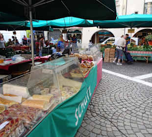 Rundgang über den Bauernmarkt auf dem Rathausplatz