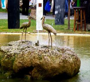 Schloßbrunnen mit Störche
