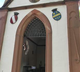 Eltville: im Kirchhof von St. Peter und Paul
