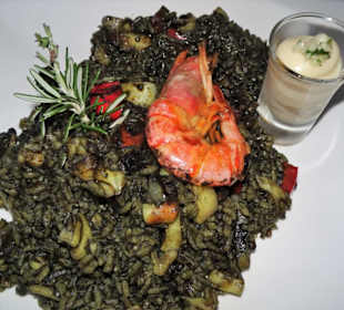 Schwarzer Reis mit Meeresfrüchten und Aioli