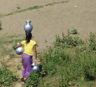 Chinfrau beim Wasserholen