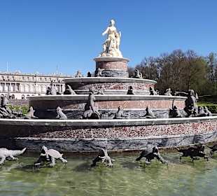 Schloss mit Brunnen