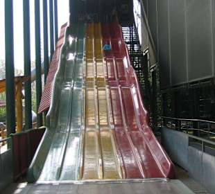 Riesenrutsche mir Jutesäcken