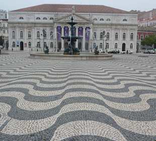 Rossio mit Boden, Brunnen, Theater
