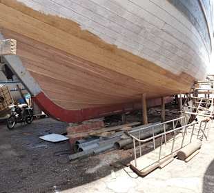 Kleine Werft für Fischerboote im Hafen