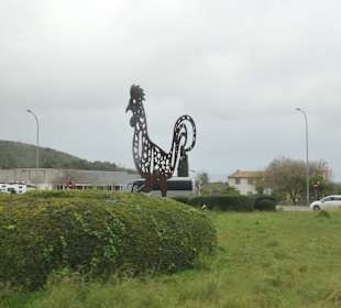 Pollença: der große Hahn aus Eisen im Kreisverkehr