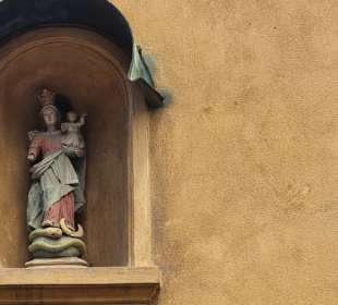 Überall Heiligenfiguren