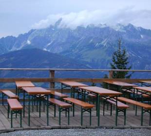 Biertische vor herrlicher Aussicht am Kienerhaus