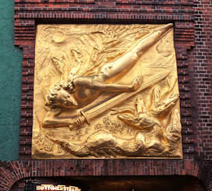 Der "Lichtbringer" über dem Zugang 