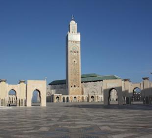 Der riesige Vorplatz