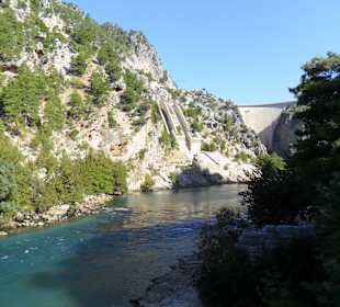Blick von der Straße zur Staumauer 