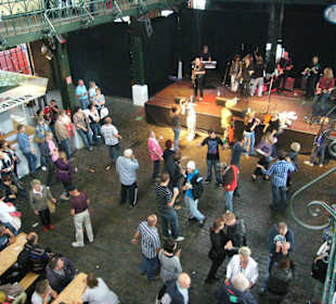 Blick von oben auf die Band