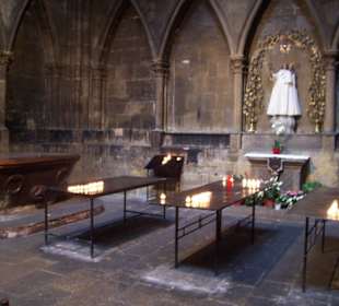 Taufbecken (links) aus der Römerzeit