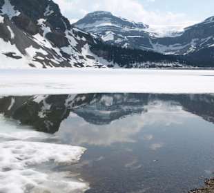 Spiegelnde Berge im See