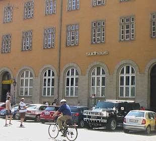 Einige Parkplätze davor