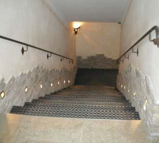 Treppe zu den Toiletten