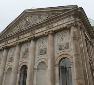 Blick zur St.-Hedwigs-Kathedrale am Bebelplatz