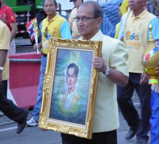 Und immer Porträt seiner Hoheit bei der Parade