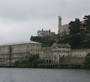 Zum Teil verfallende Gebäude auf d. Insel
