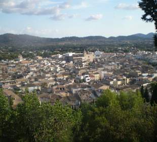 Sicht auf Arta von Kirche