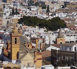 Hotelturm am Rande der Stadt