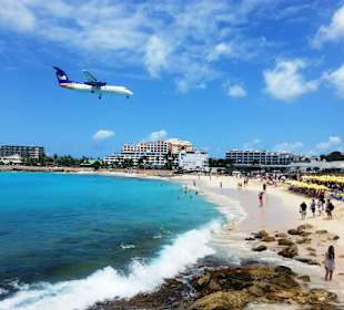 Flugzeug über dem Strand