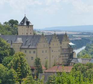 Blick zum Schloss Mainberg und auf das Maintal