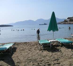 Sandstrand in einer Badebucht