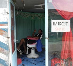 Der Friseur wartet auf Kunden