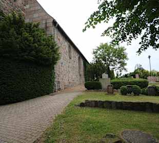 Südl. Außenansicht mit Friedhof