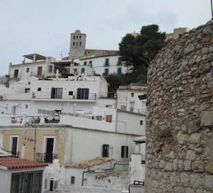Blick über die Altstadt zur Festungsanlage