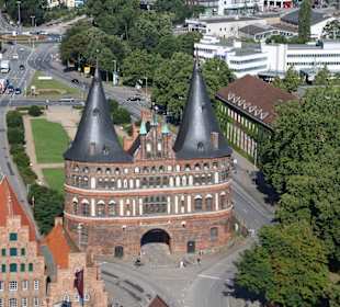Das Holstentor von St. Petri gesehen