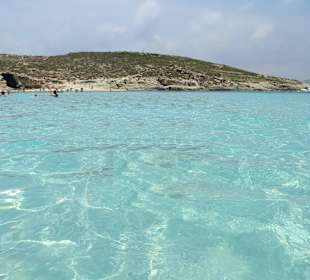 Die vom Comino Hotel & Bungalows ca. 500m entfernte blaue La