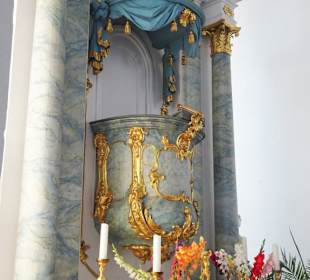 Die Kanzel im Altarbereich