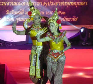 Traditionelle Tänze in schöner Kleidung