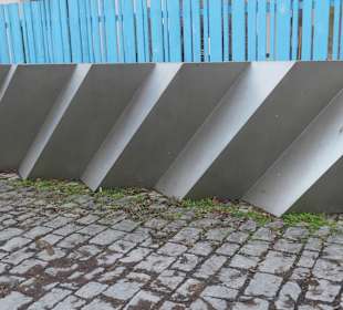 Die Raupe, auch Skulptur Ohne Titel genannt