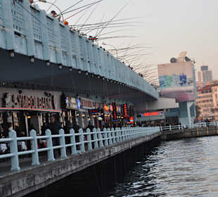 Brücke mit Fischrestaurants