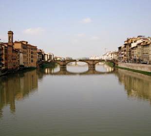 Blick von der Ponte Vecchio über den Arno