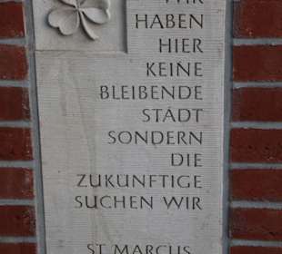 Tafel am neuen Pfarrzentrum