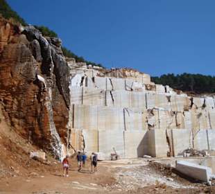 Stop an einem Marmorsteinbruch