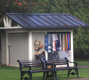 Souvenirshop in einem Häuschen im Schlosspark