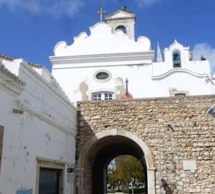 Stadttor Arco da Vila – Blick von der Altstadt