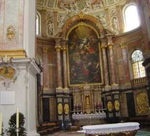 Hochaltar mit dem Gemälde Maria Himmelfahrt