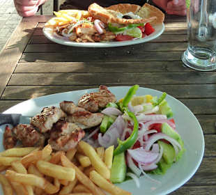 Vorne Souvlaki-, hinten Gyros tellar ;->