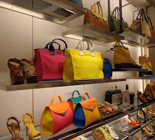 Auswahl an Handtaschen in einem Kaufhaus