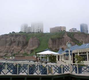 Wolkenverhangene Küste