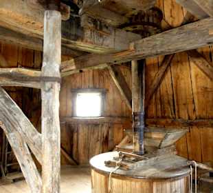 Hölzerne Mechanik und Mahlstube einer Windmühle