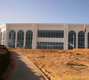 Blick vom Parkplatz auf das Flughafengebäude